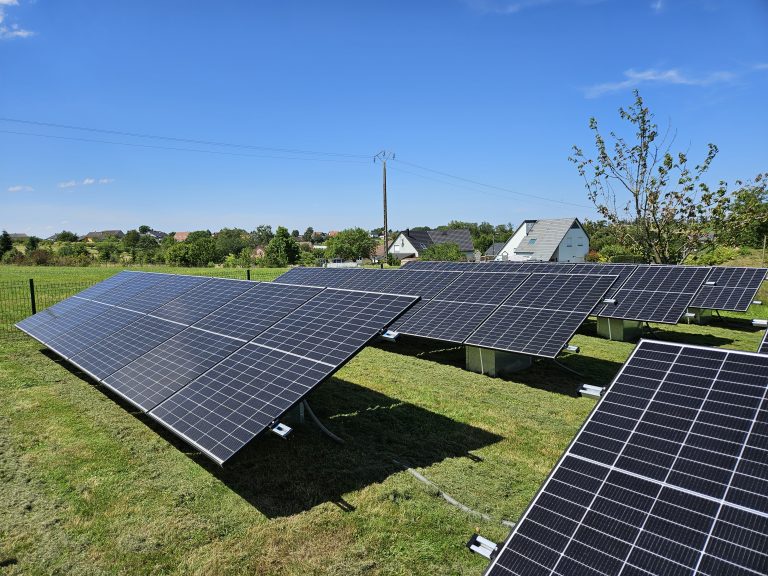 Installation de panneaux solaires au sol : une solution performante pour valoriser vos espaces disponibles